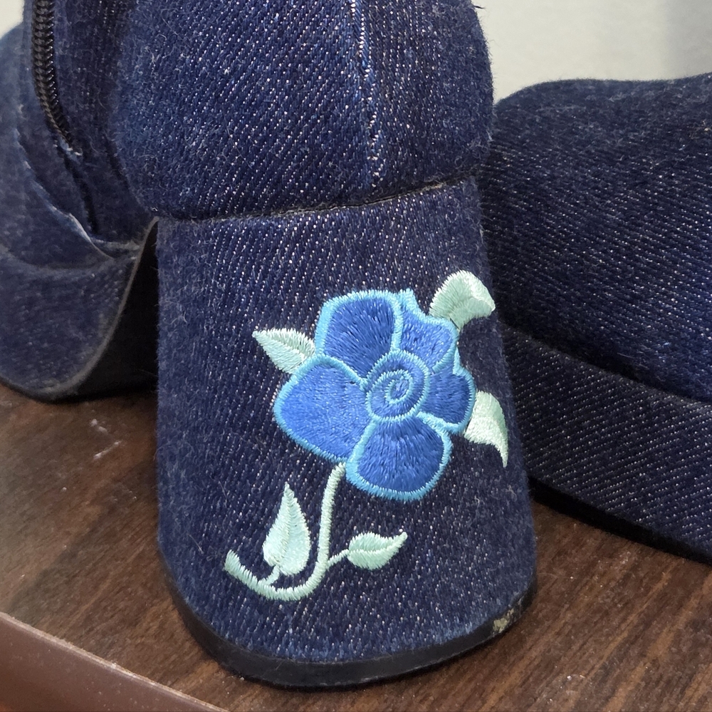 🪩 VTG Denim Floral Le Chateau Platform Boots 70s Disco Y2K Mismatched Sz 8/7 - Picture 5 of 16
